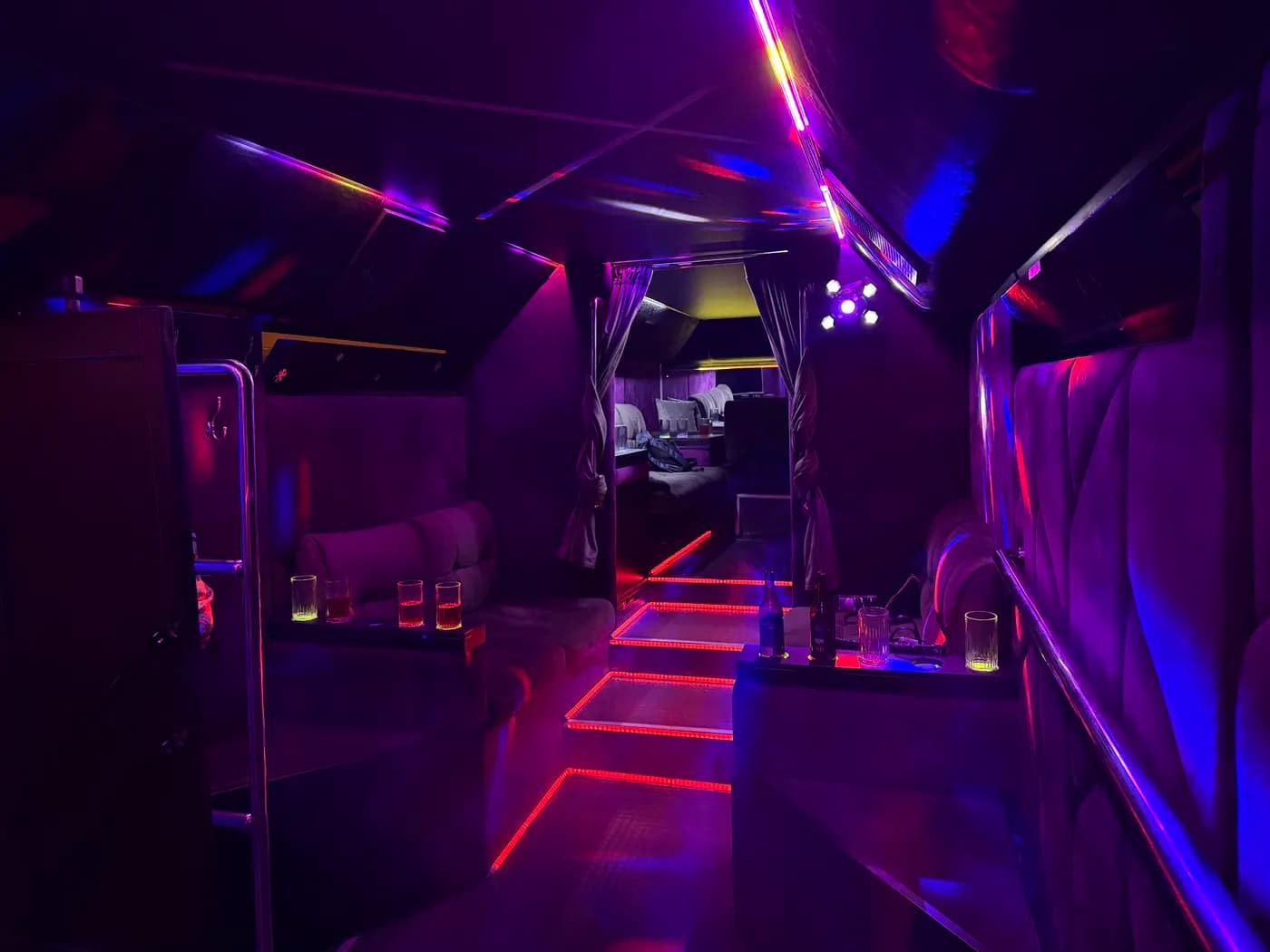LED-подсветка и лазерное шоу в party-bus PRIME BUS в Москве